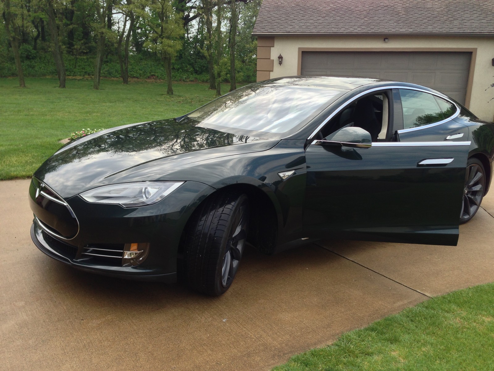 Green 2013 Tesla Model S Performance