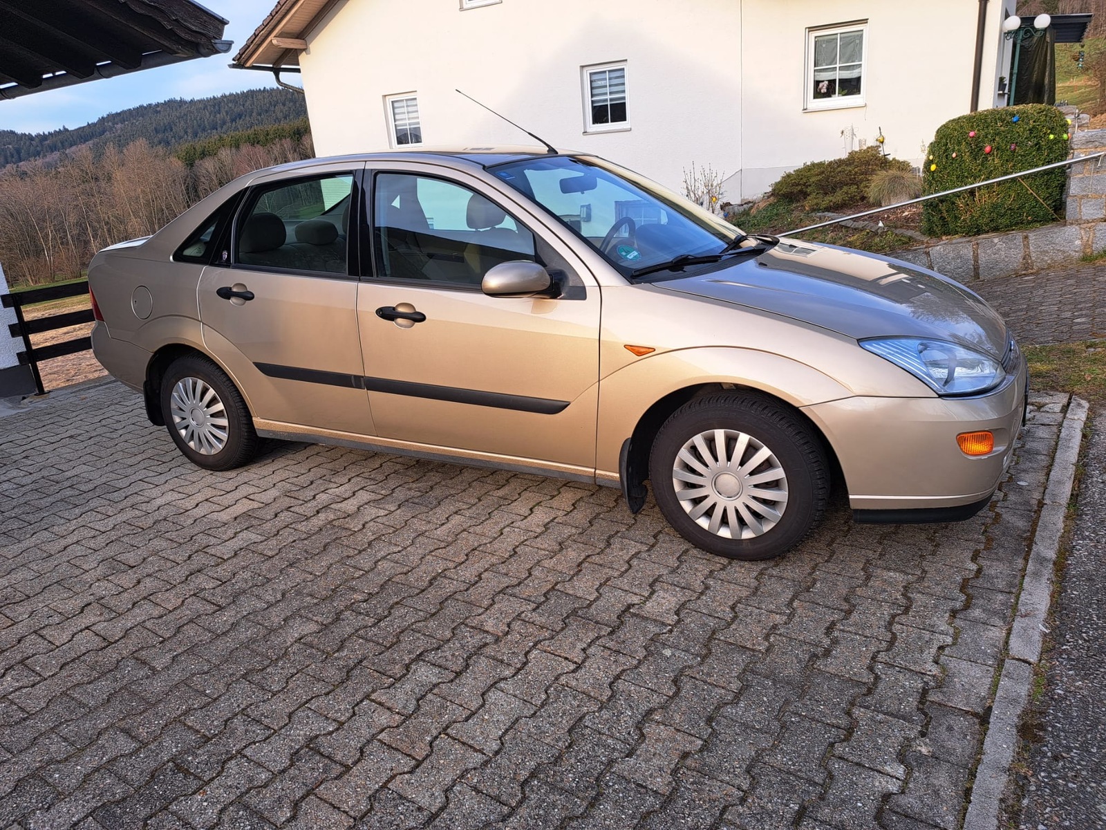 1999 Gold Ford Focus Saloon 1.6   101hp picture, mods, upgrades