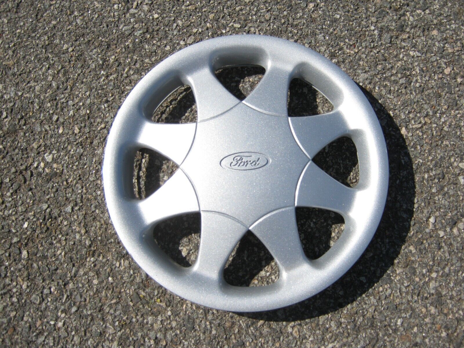 One genuinel Ford Aspire 13 inch hubcap wheel cover