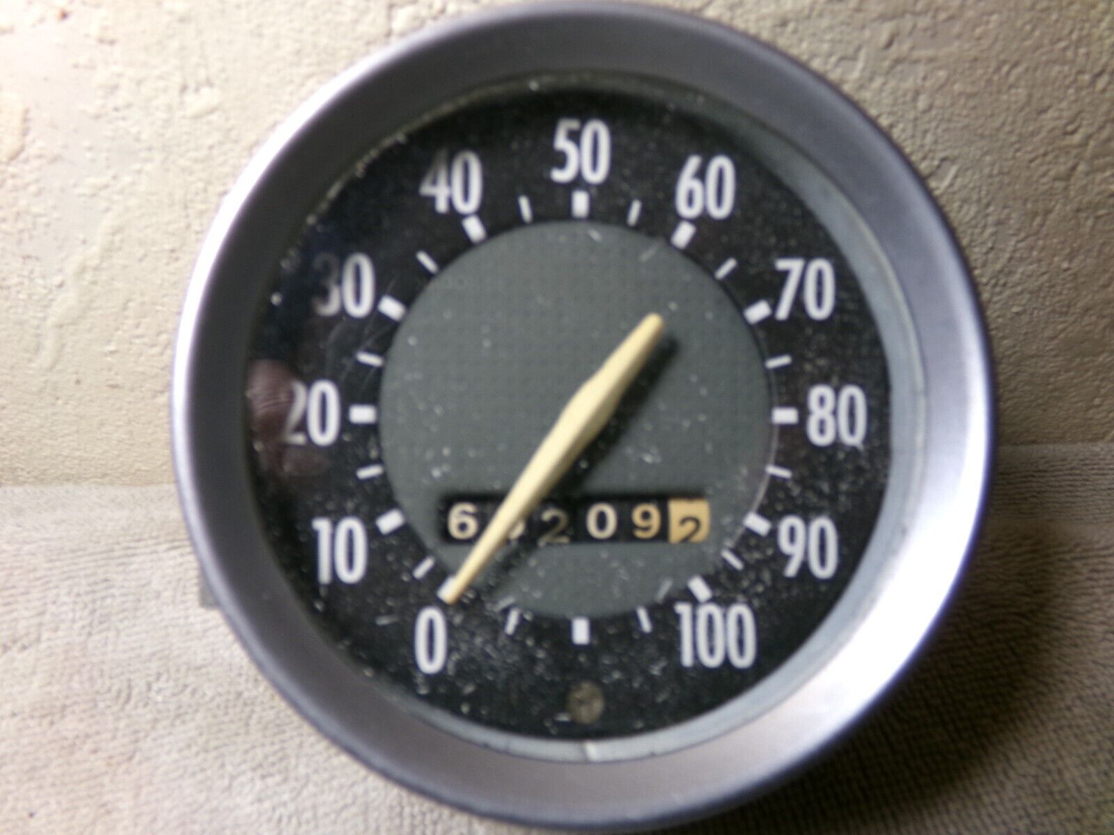 Speedometer, similar (But not identical) to those used in early 70\'s Gremlins