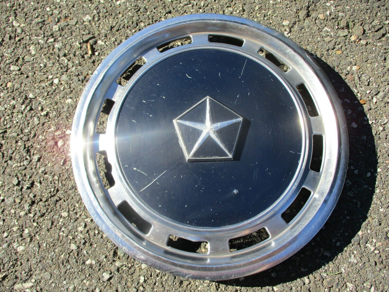 One Reliant Lebaron Aries Voyager minivan 14 inch hubcap wheel cover blue