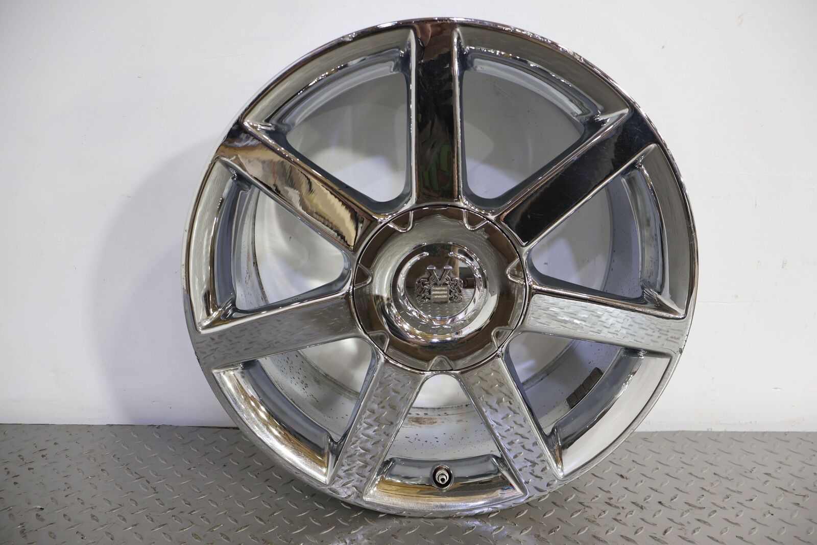 04-08 Cadillac XLR OEM 18x8 Aluminum 7 Spoke Wheel with Center Cap (Blemishes)