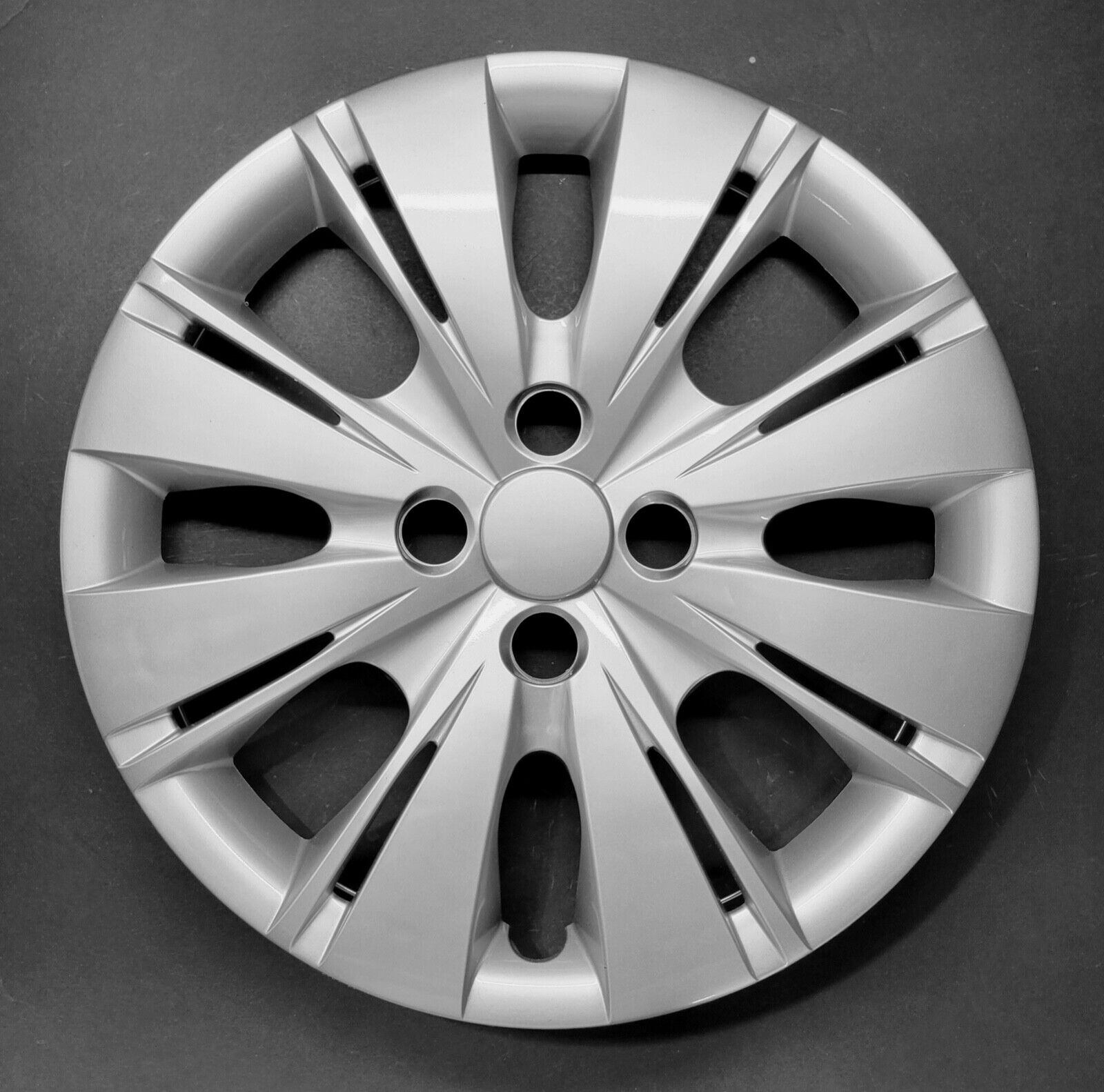 One Wheel Cover Hubcap Fits 2012-2015 Toyota Yaris 15\