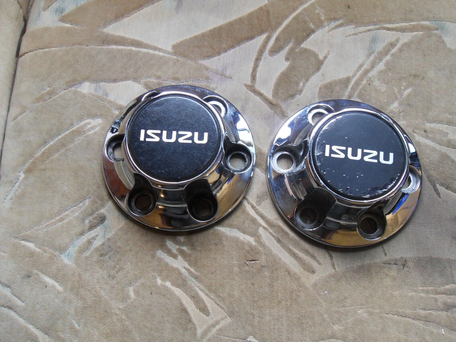 (2) ISUZU 897038-9770 chrome wheel center caps 96-99 Amigo Rodeo     03242201