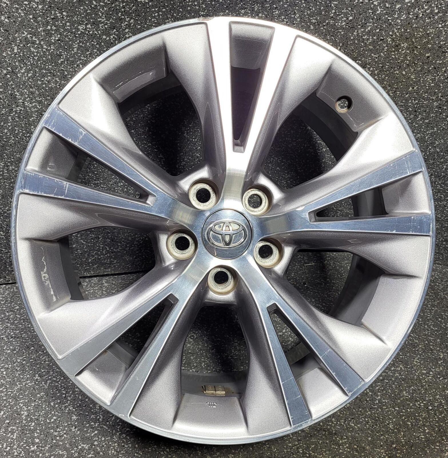 2014-2019 Toyota Highlander Wheel 18x7-1/2 Alloy 10 Raised 5 V Spoke OEM