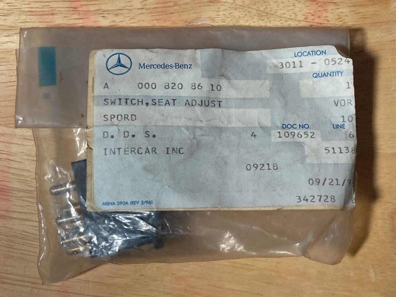 Genuine Mercedes-Benz W126 Rear Seat Adjustment Switch 0008208610 560SEL NEW