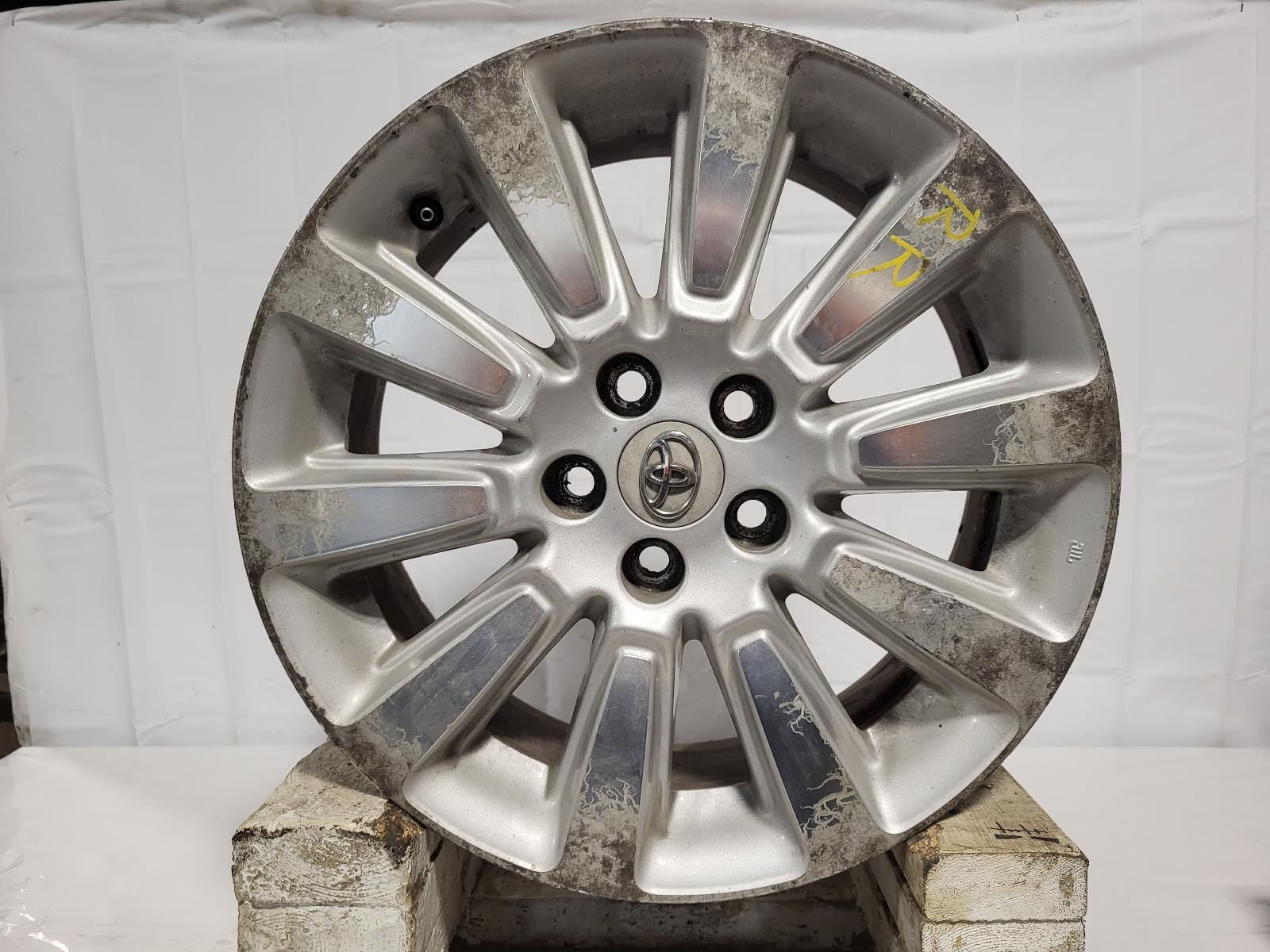 Used Wheel fits: 2012 Toyota Sienna 18x7 alloy 10 spoke Grade C