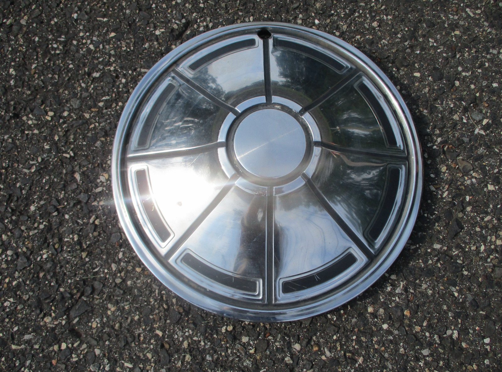 One factory 1973 to 1976 Plymouth Duster Valiant 14 inch hubcap wheel cover