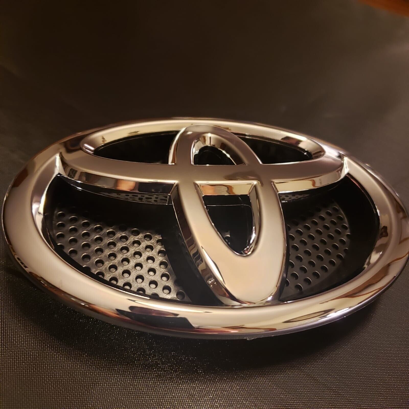 Toyota RAV4 Front Grille Emblem 2013 2014 2015