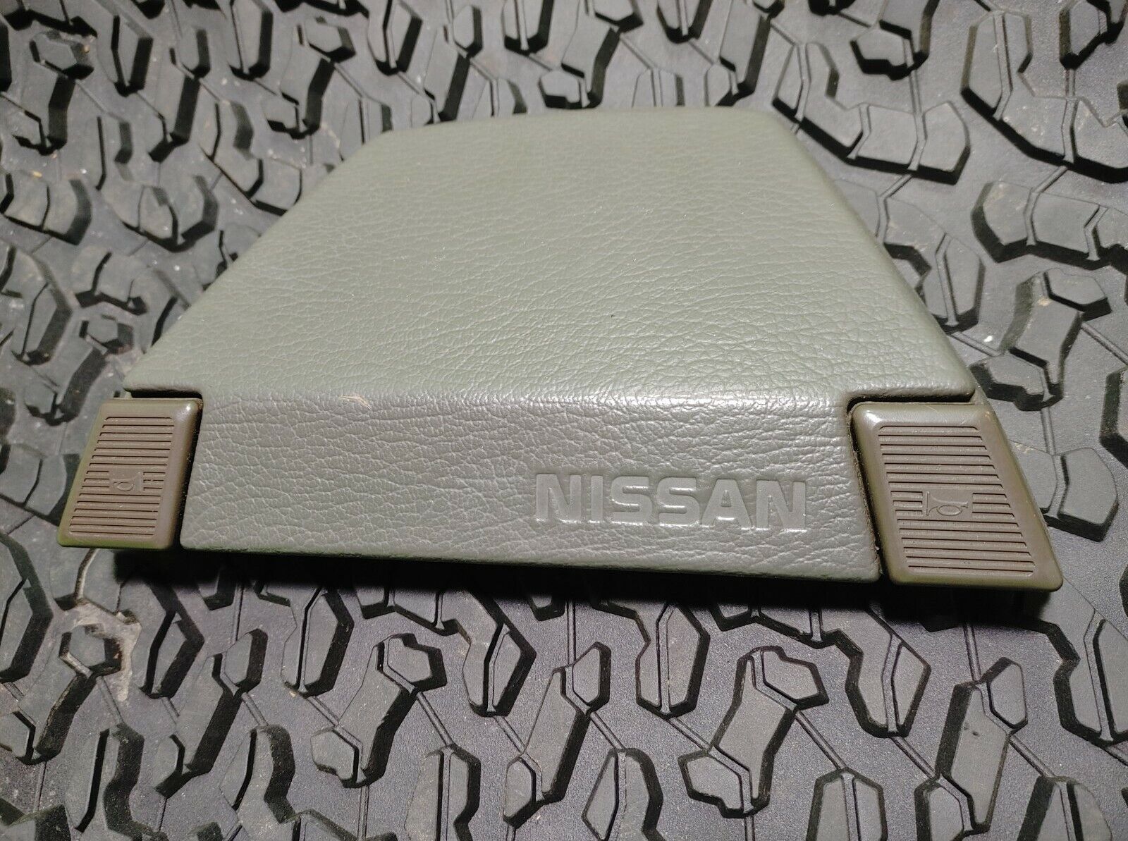 1987 NISSAN Stanza GXE STEERING WHEEL HORN PAD CENTER COVER OEM W/Buttons