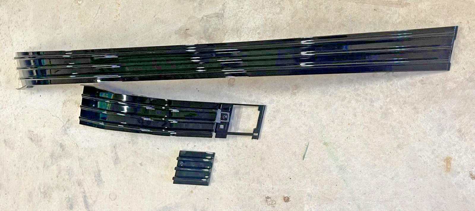 2021  24 Cadillac Escalade Lower Mid Grille Assembly 84570770 84570819 84341210
