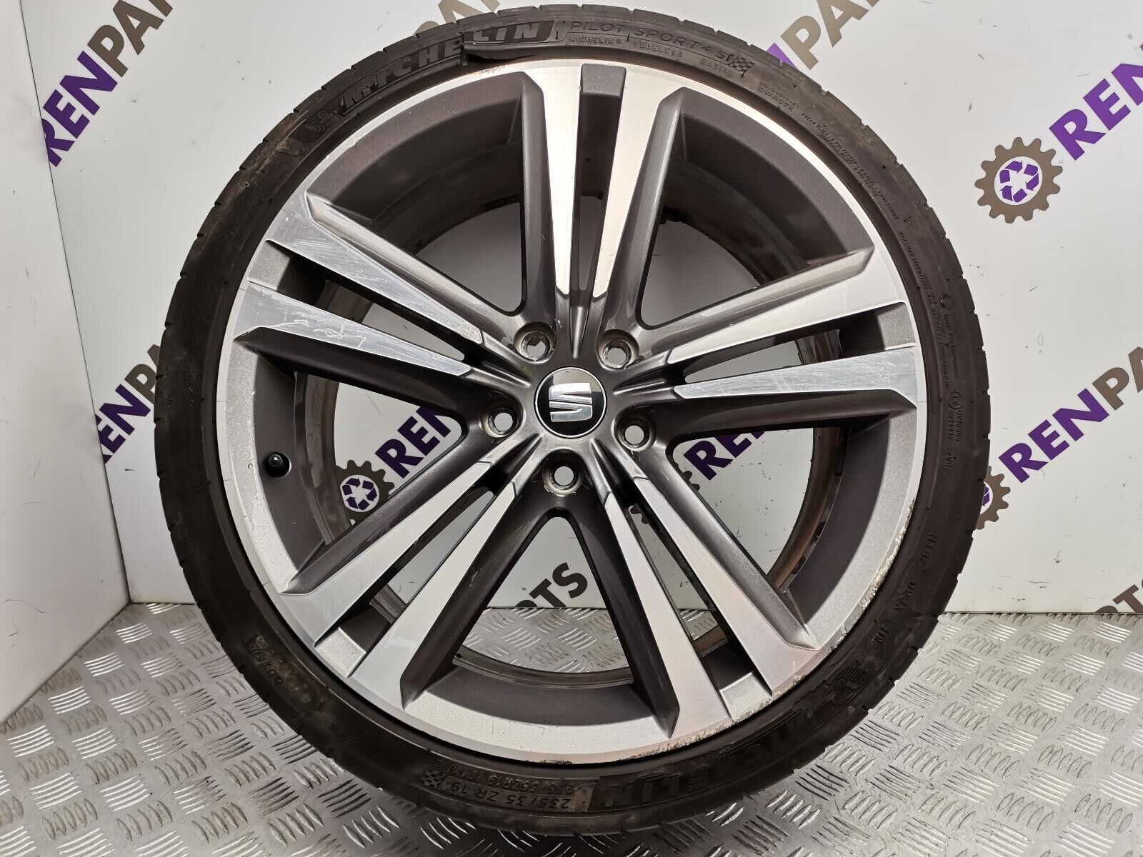 Seat Leon Alloy Wheel & Tire 235/35ZR19 2012-2020 MK3 5F0601025