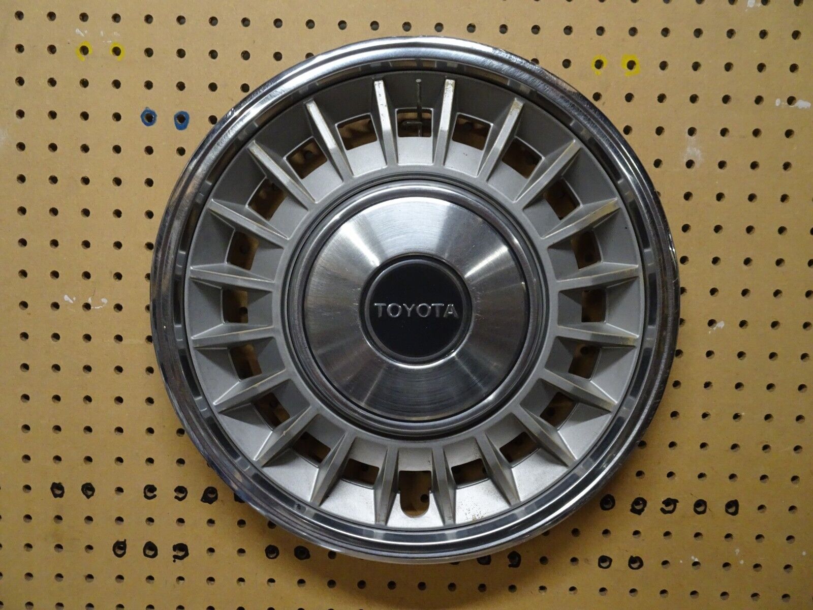 One 1980 1981 Toyota Corona 14 inch hubcap wheel cover