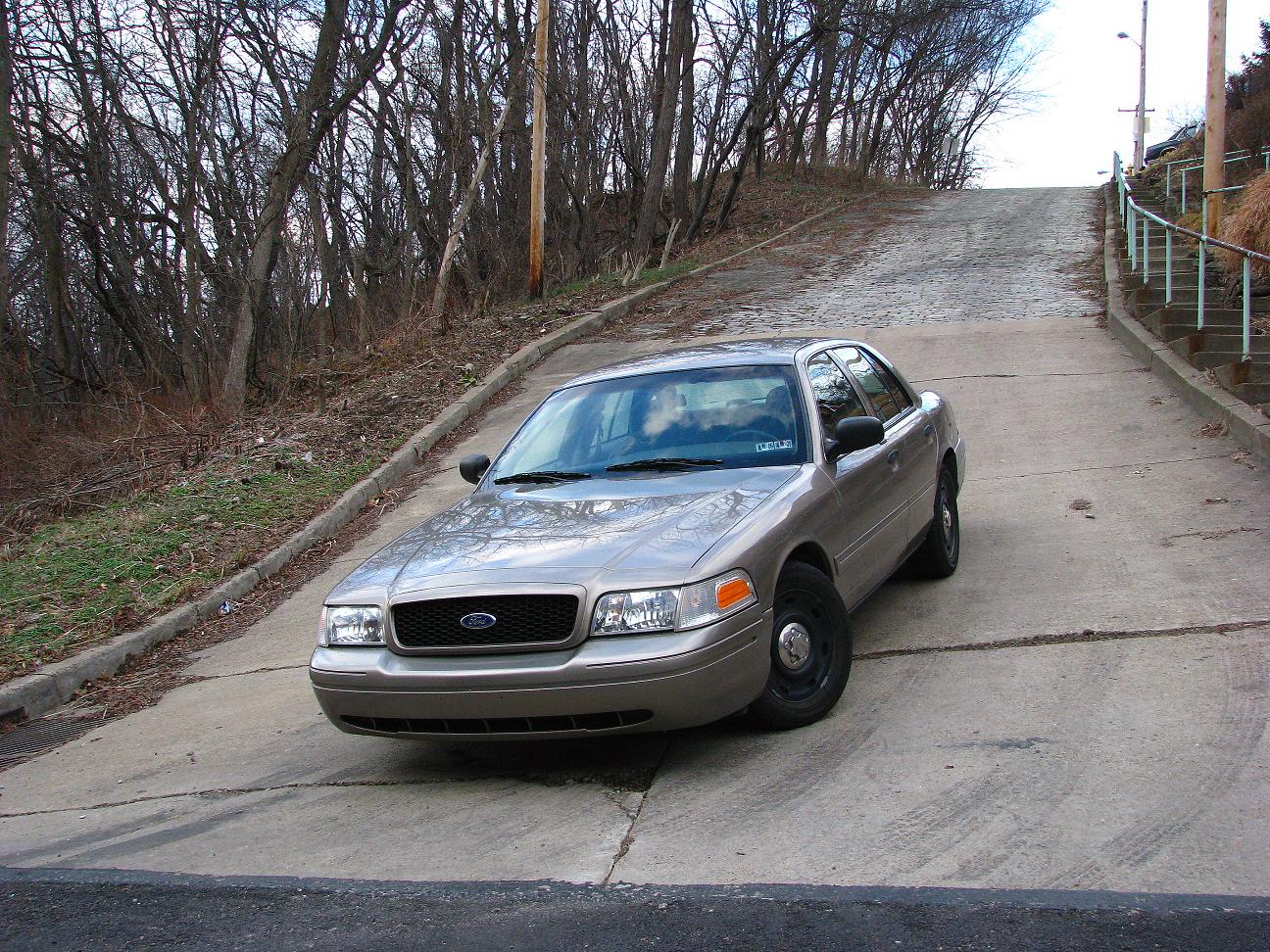  2004 Ford Crown Victoria Base