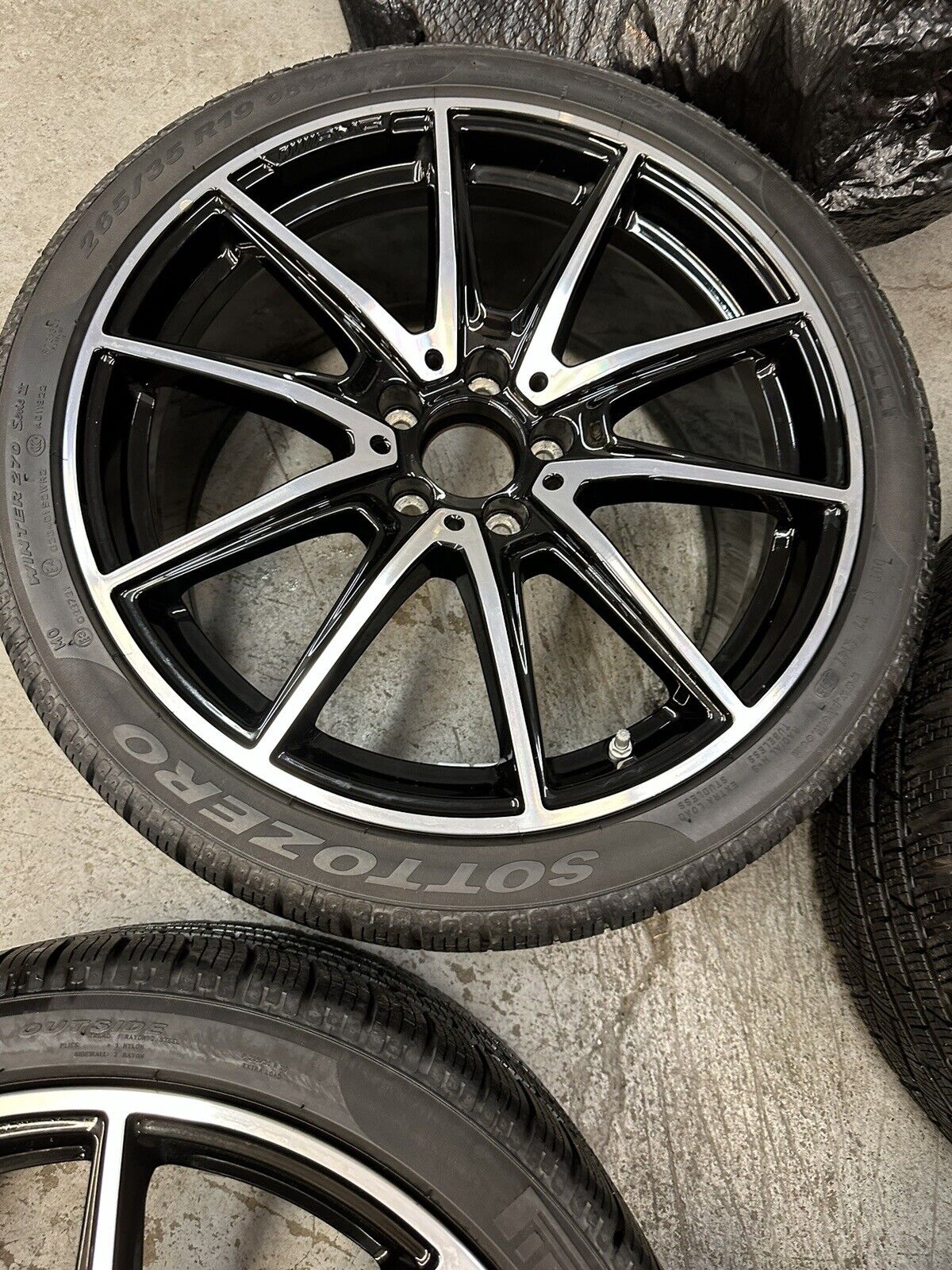 Mercedes AMG GT-R Wheel and tire set