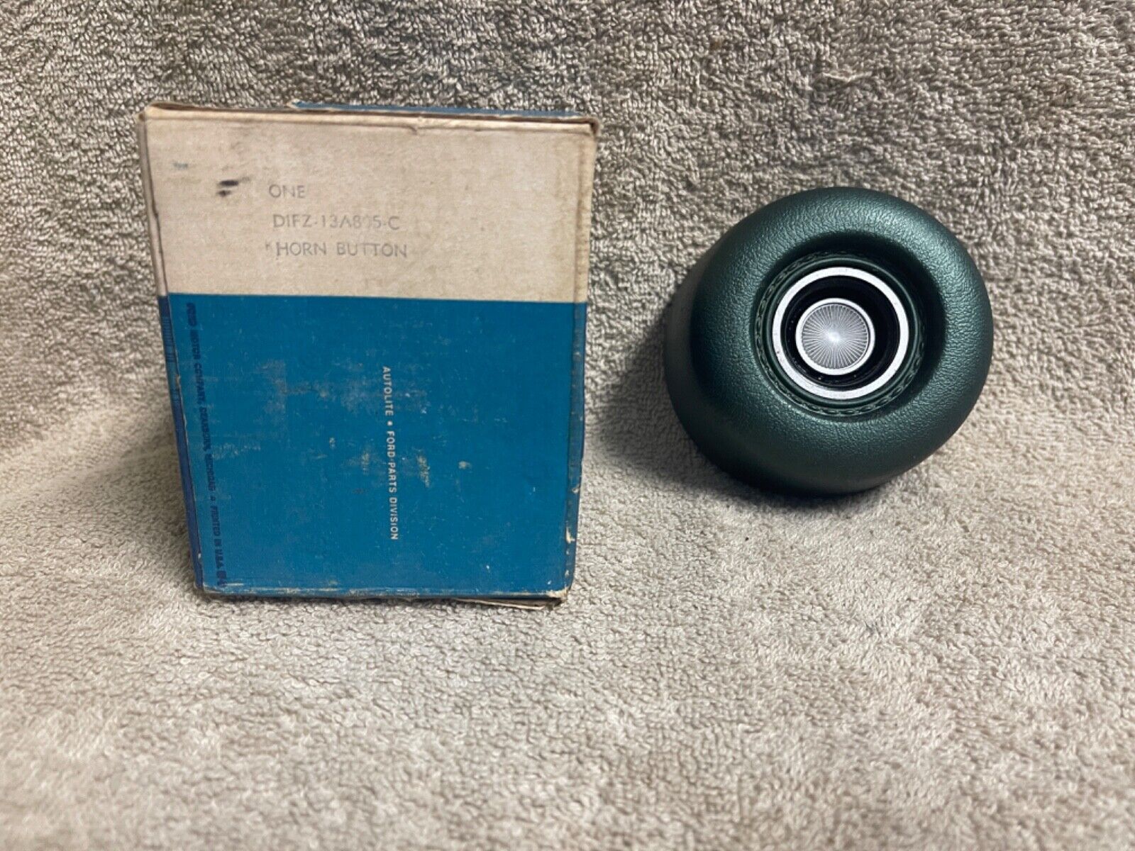 NOS FORD D1FZ-12A805-C 1971-73 PINTO STANDARD STEERING WHEEL GREEN HORN PAD