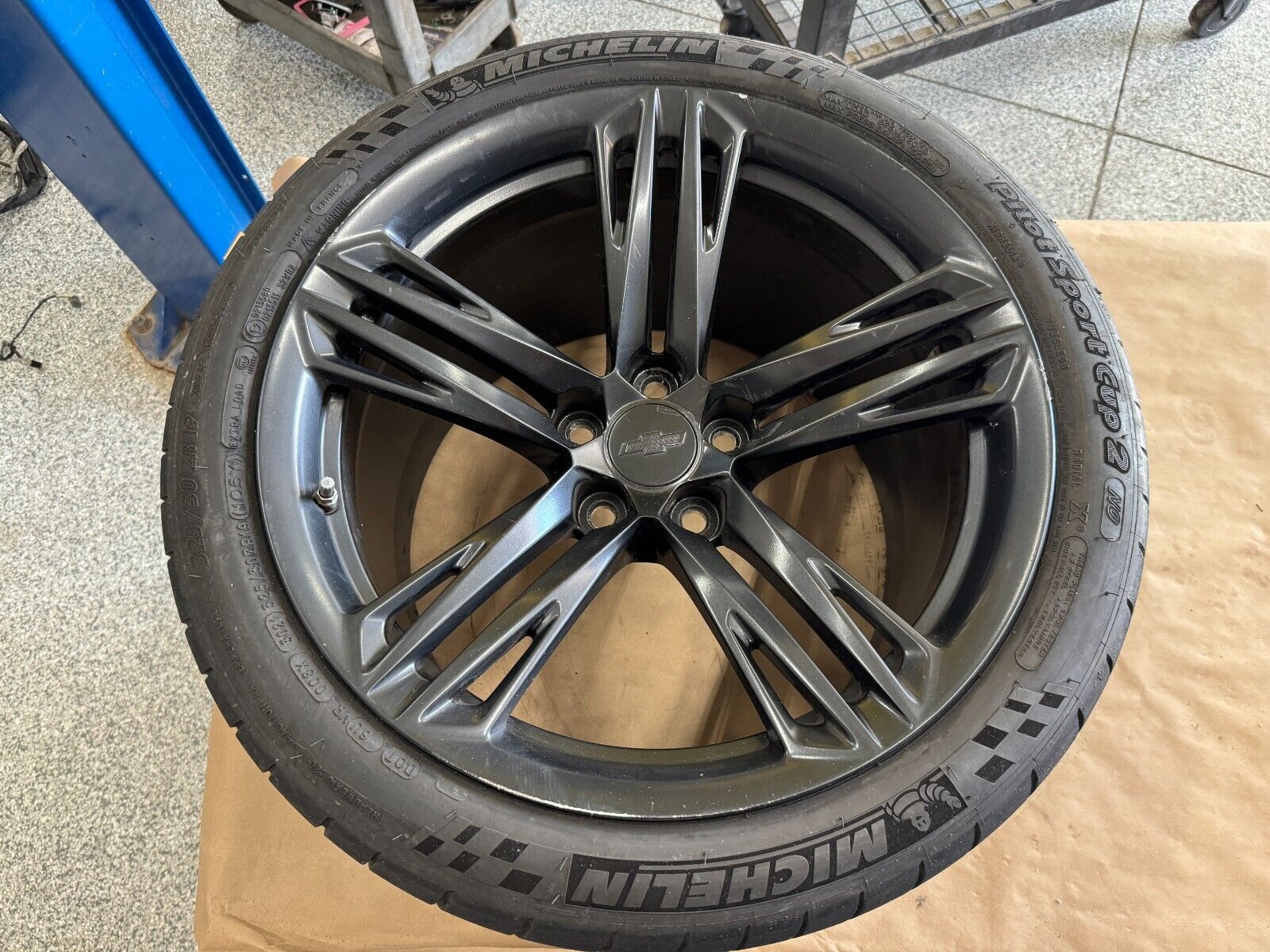 2018 Chevrolet Camaro ZL1 Front 19x12 Michelin 325/30/19 OEM