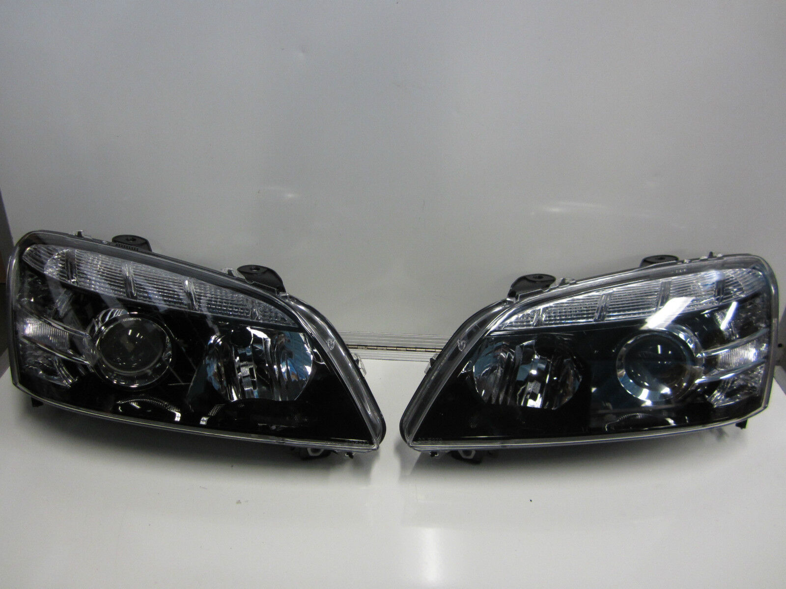 HOLDEN COMMODORE WM STATESMAN CAPRICE HEADLIGHT PAIR NEW LEFT AND RIGHT SIDE