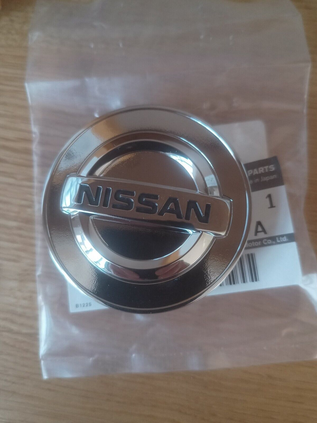 Nissan Cube Z12,alloy wheel centre cap,new in pack genuine part.