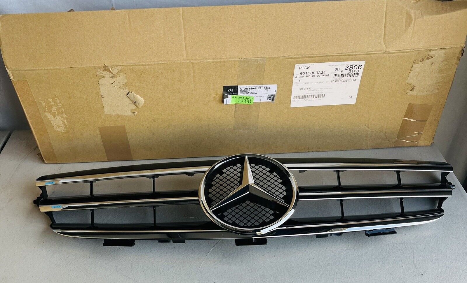 MERCEDES FRONT GRILLE ASSEMBLY CLK550 CLK55 AMG GENUINE OE NEW 20988001239040
