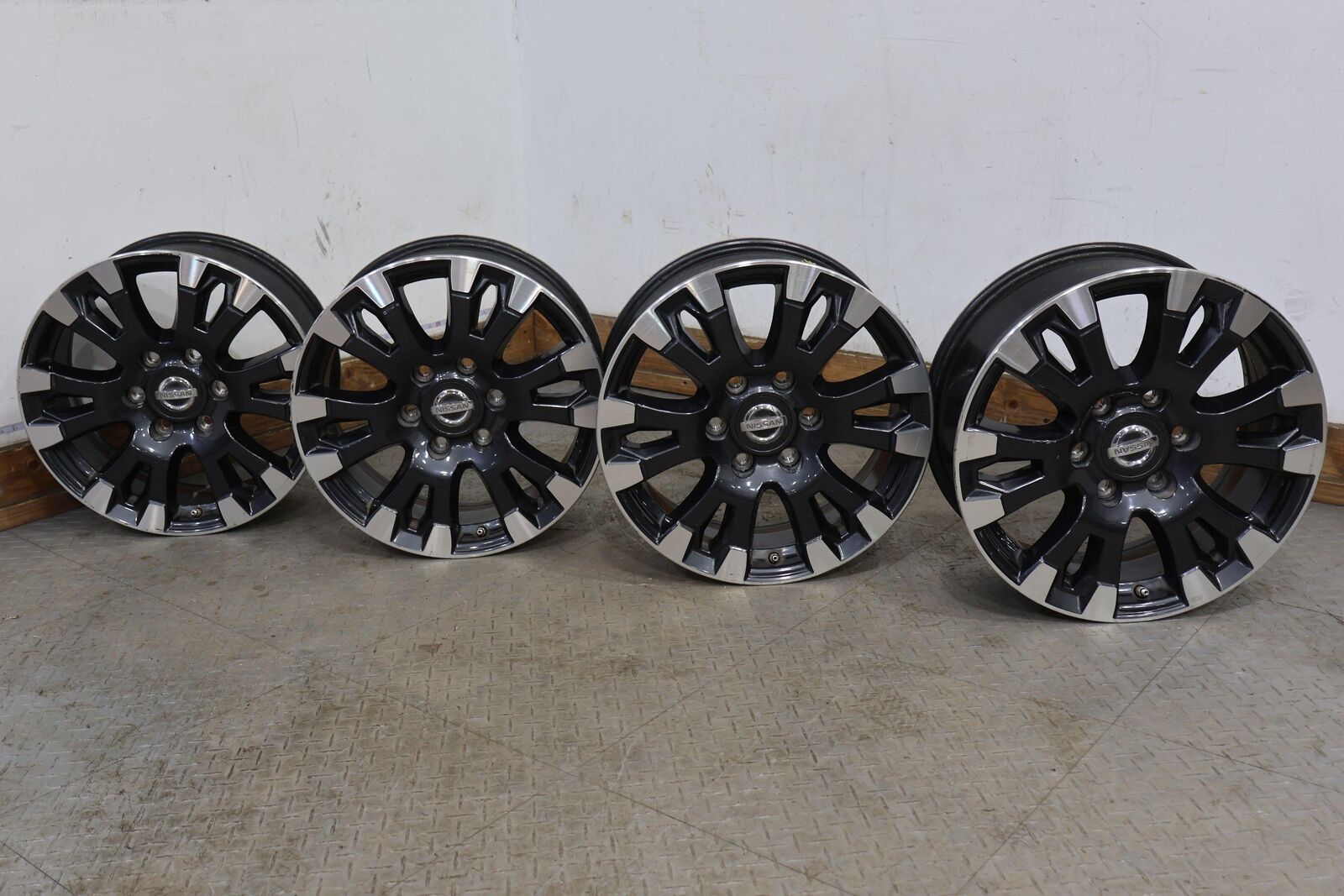 16-20 Nissan Titan XD Pro-4X 18x7.5 OEM Alloy Wheels Set of 4 (Minor Face Marks)