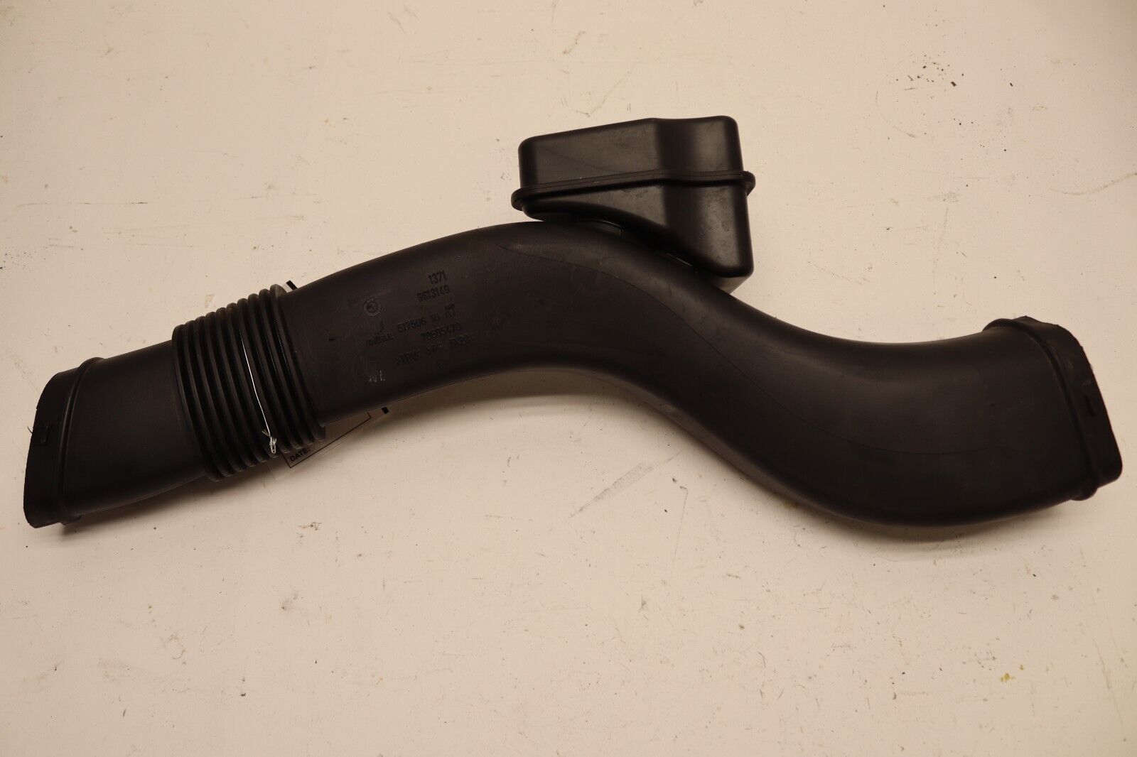 2018-2019 BMW M550I RIGHT ENGINE CLEANER AIR INTAKE RESONATOR DUCT TUBE OEM