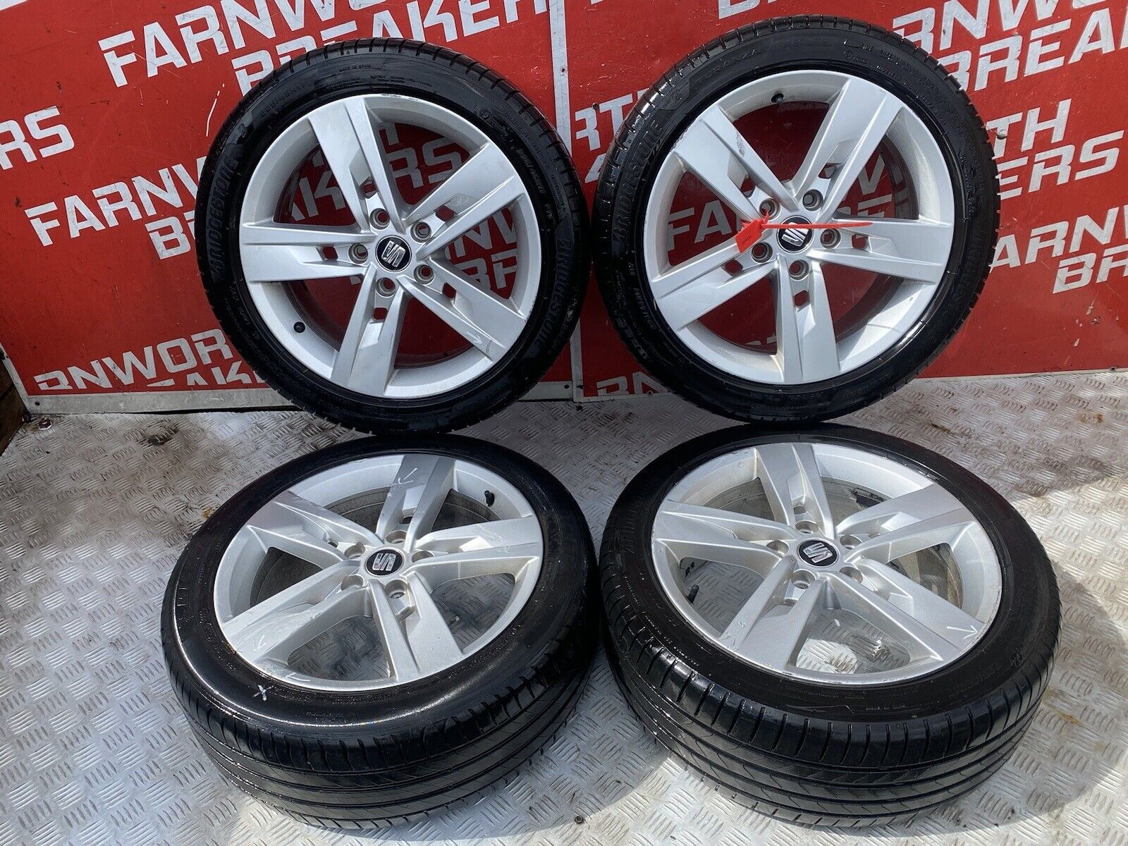 SEAT LEON MK3 SET OF ALLOY WHEELS WITH TYRES 17 INCH 5F0601025T 7JX17H2 MARKS