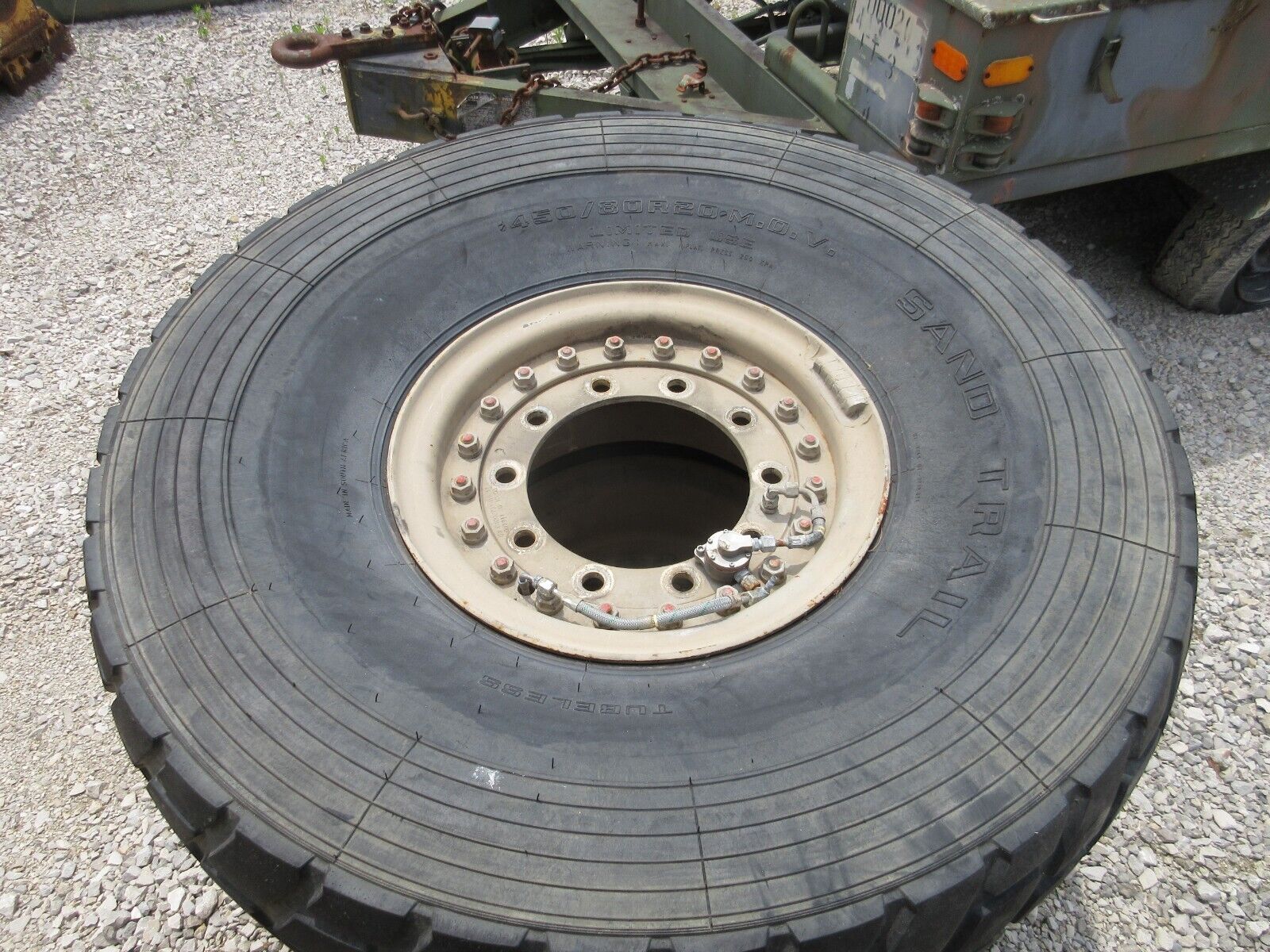 Sand Trail 450/80R20 Tire Military Tire Wheel Assembly Super single  M35A2 MRAP